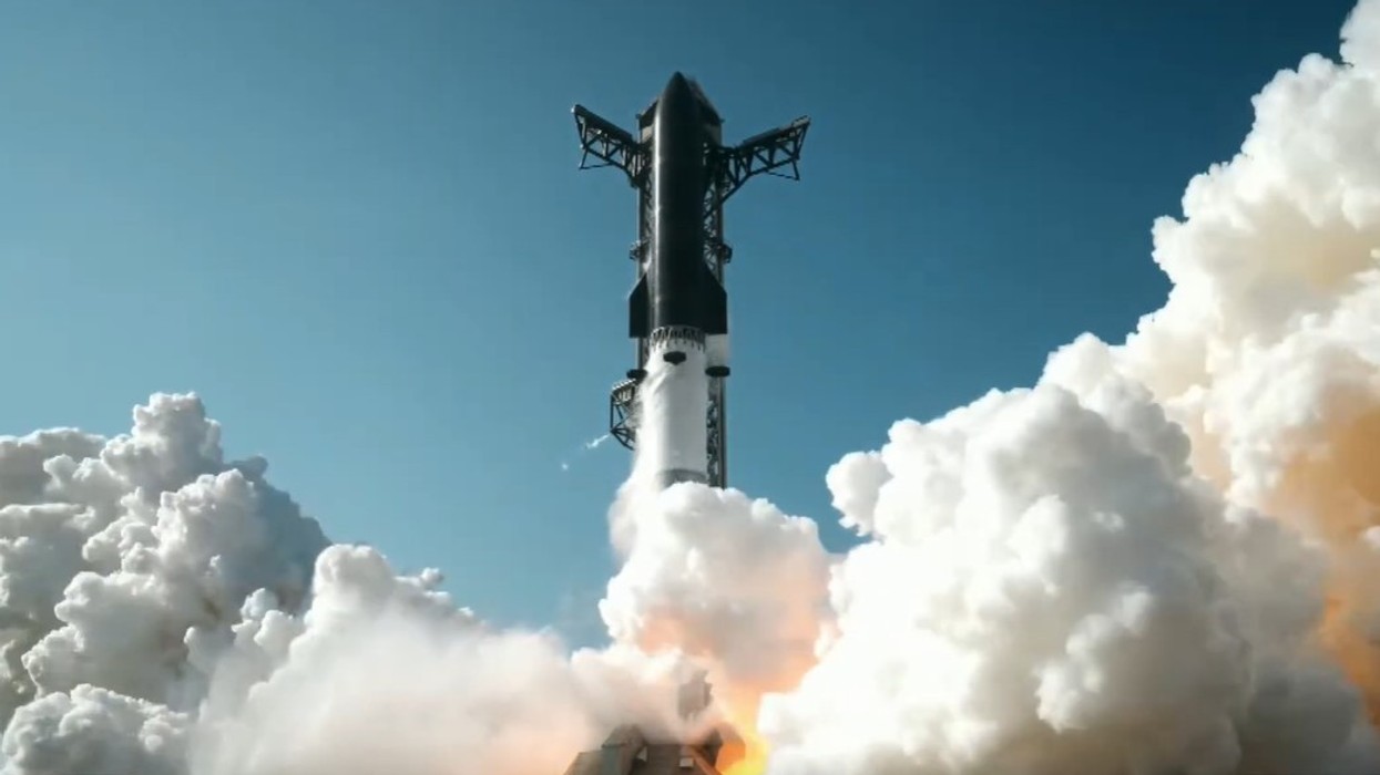 Raketa e SpaceX përfundon me “top zjarri” në Oqeanin Indian pas një testi të suksesshëm