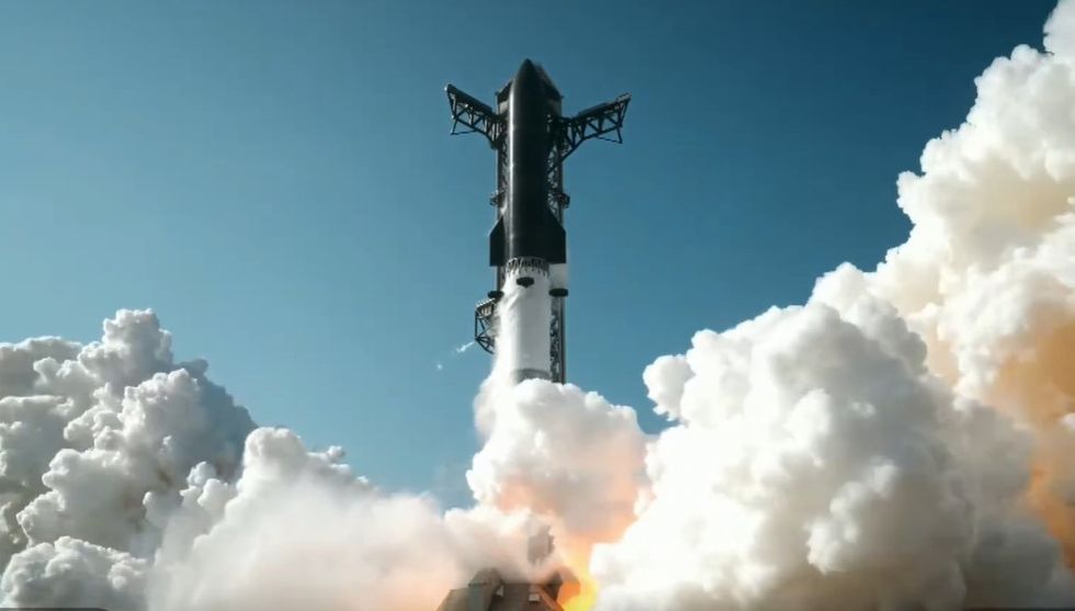 Raketa e SpaceX përfundon me “top zjarri” në Oqeanin Indian pas një testi të suksesshëm