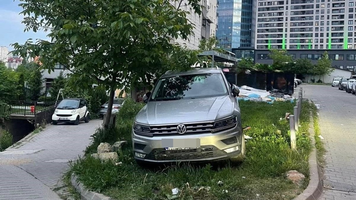 Parkoi në hapësirë të gjelbëruar, dënohet me 100 euro një person në Prishtinë