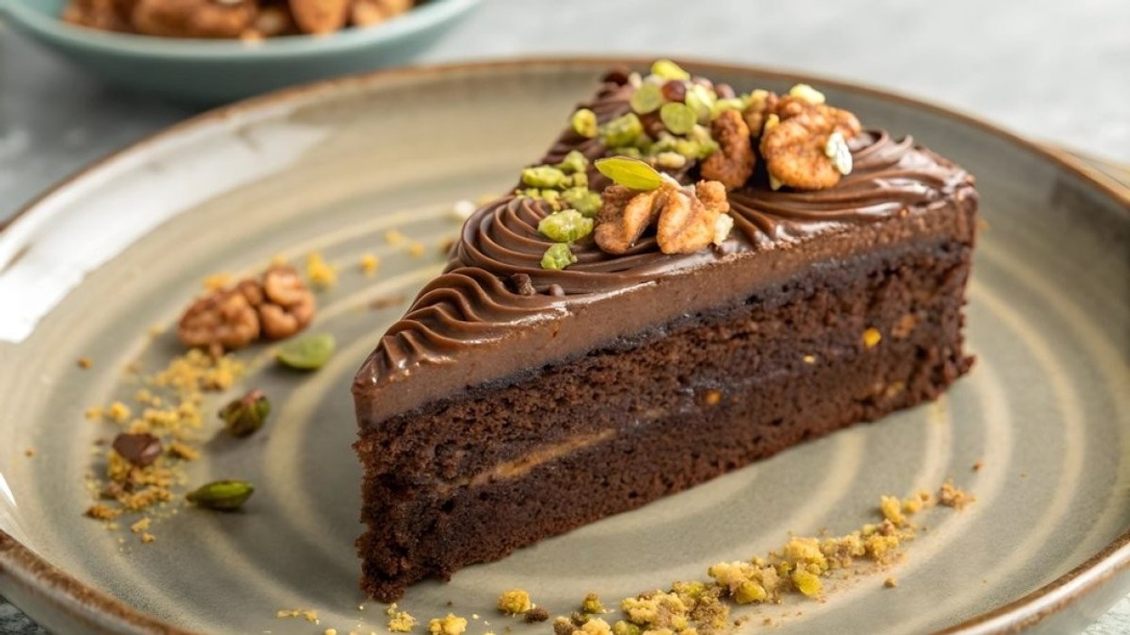 Torta Hyrem me çokollatë, fëstëkë dhe hurma: Ëmbëlsirë mbretërore që shkrihet në gojë