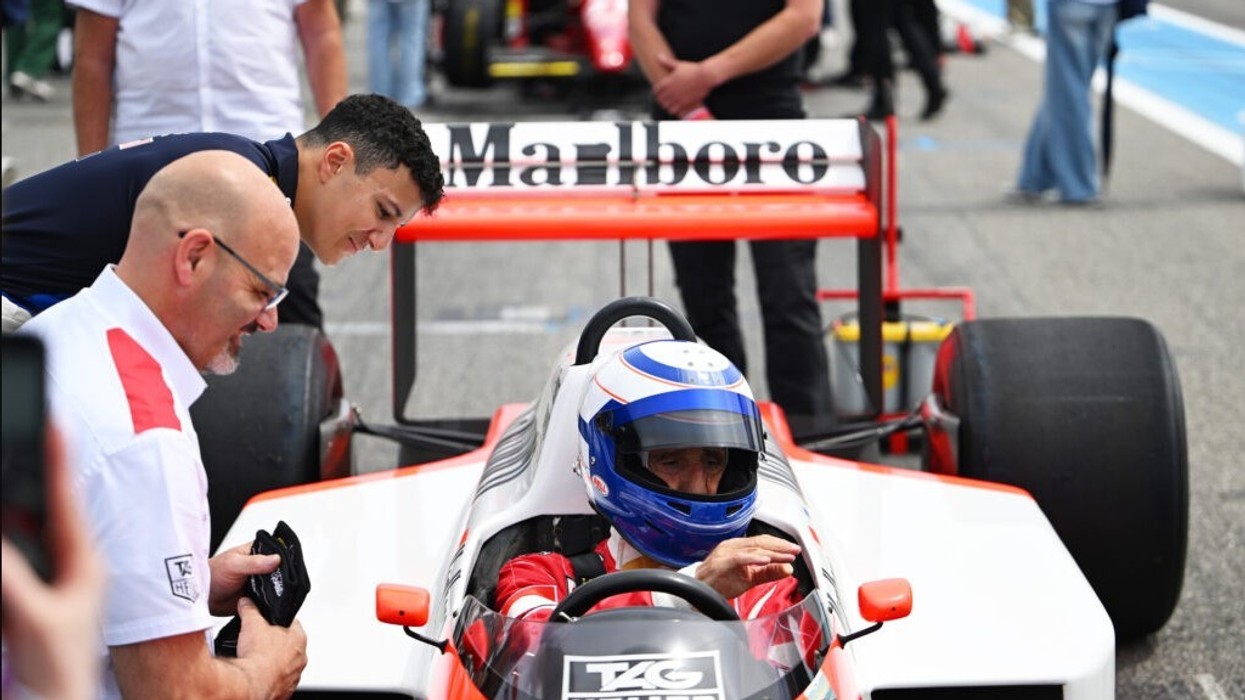 Grabitet katër herë kampioni i Formula 1, sulmuesit e lënduan në kokë