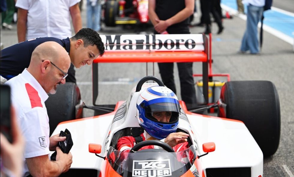 Grabitet katër herë kampioni i Formula 1, sulmuesit e lënduan në kokë