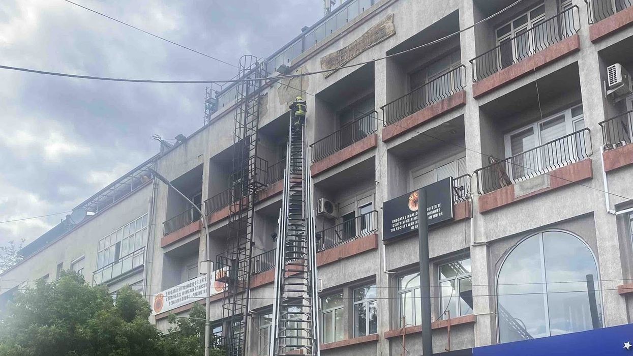 Bie një pjesë e fasadës së një objekti banesor në rrugën “UÇK”, intervenojnë nga komuna dhe zjarrfikësit Bie një pjesë e fasadës së një objekti banesor në rrugën “UÇK”, intervenojnë nga komuna dhe zjarrfikësit