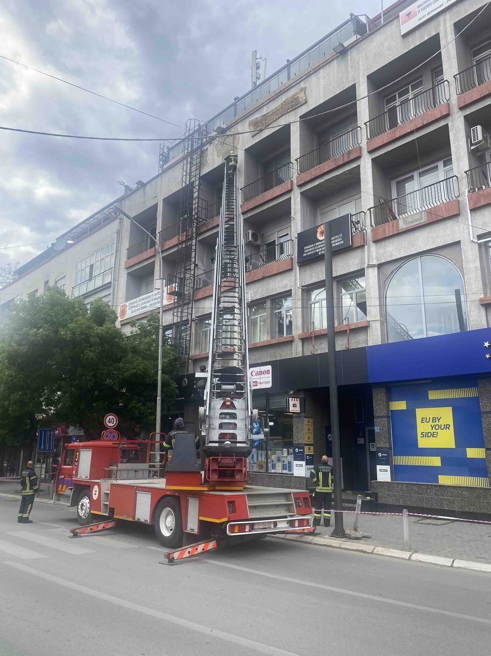 Bie një pjesë e fasadës së një objekti banesor në rrugën “UÇK”, intervenojnë nga komuna dhe zjarrfikësit