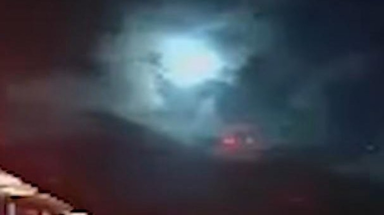 Qielli mbi Australi ndriçohet nga një meteor "i gjelbër"