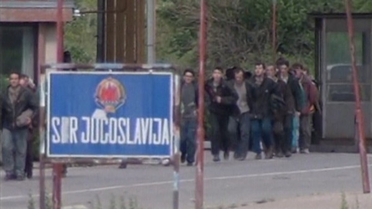 Nga ferri i Smrekonicës në Shqipëri-momentet kur të burgosurit mitrovicas arrijnë në Kukës, në maj 1999