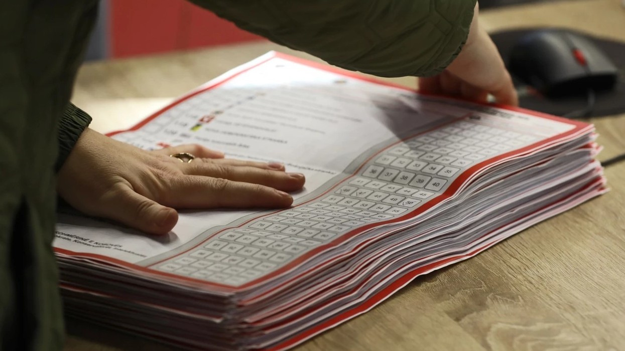 Mbi 2 milionë euro veç për postën dhe votimin jashtë vendit – tenderët njëburimorë të KQZ-së mbi vlerën e parashikuar