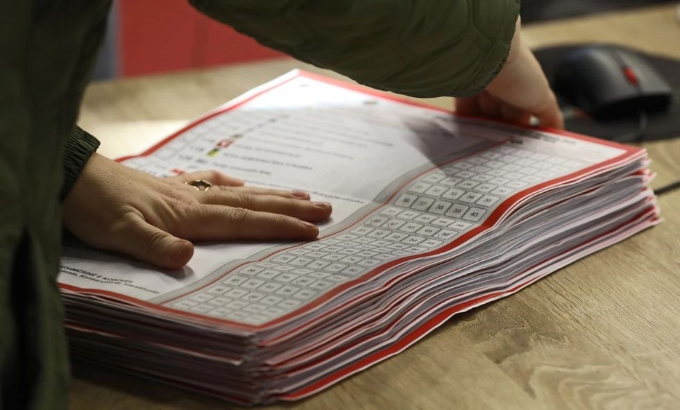 Mbi 2 milionë euro veç për postën dhe votimin jashtë vendit – tenderët njëburimorë të KQZ-së mbi vlerën e parashikuar