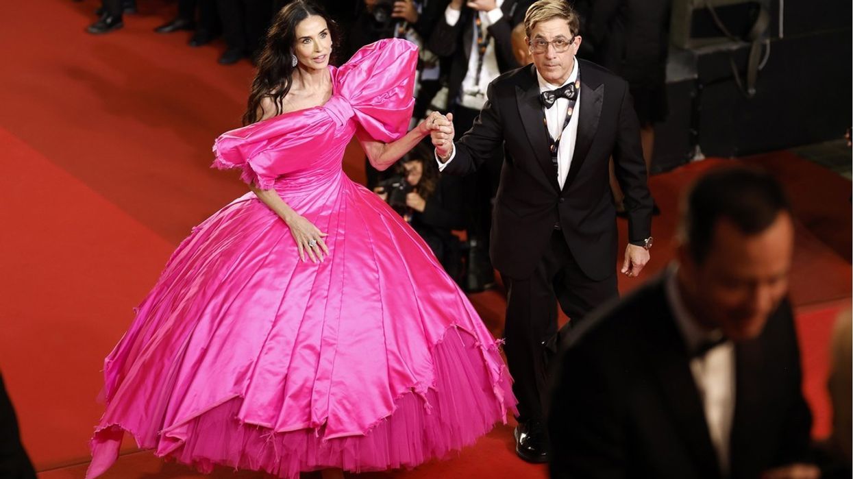 Demi Moore thyen rregullat e Festivalit të Kanës me fustanin rozë Demi Moore thyen rregullat e Festivalit të Kanës me fustanin rozë