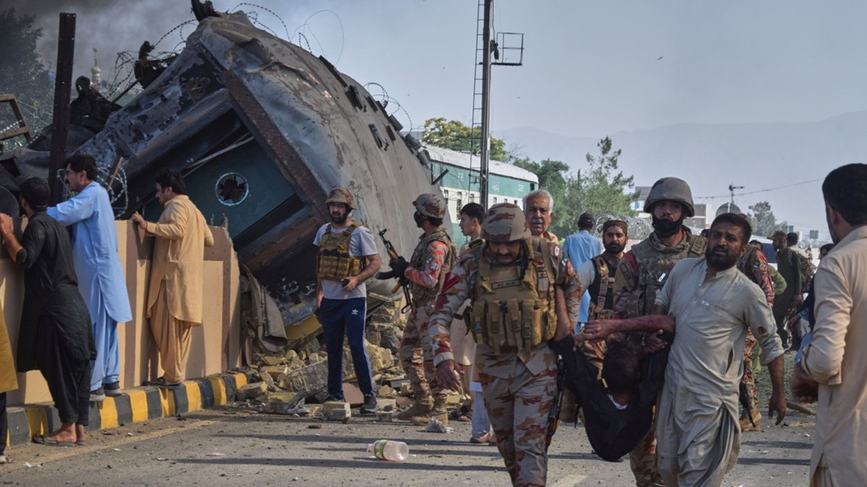 Sulm me bombë në Pakistan, treni del nga shinat - të paktën 24 të vdekur