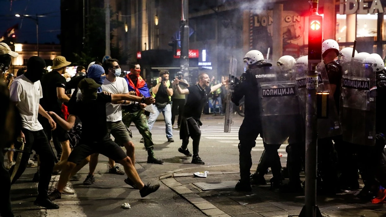 Protestat e dhunshme kundër qeverisë në Serbi përfundojnë me përleshje me policinë - pamje