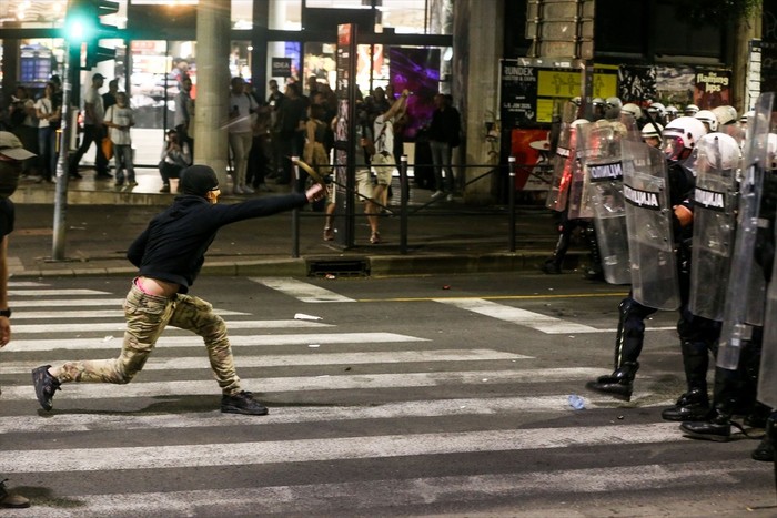 Protestat e dhunshme kundër qeverisë në Serbi përfundojnë me përleshje me policinë