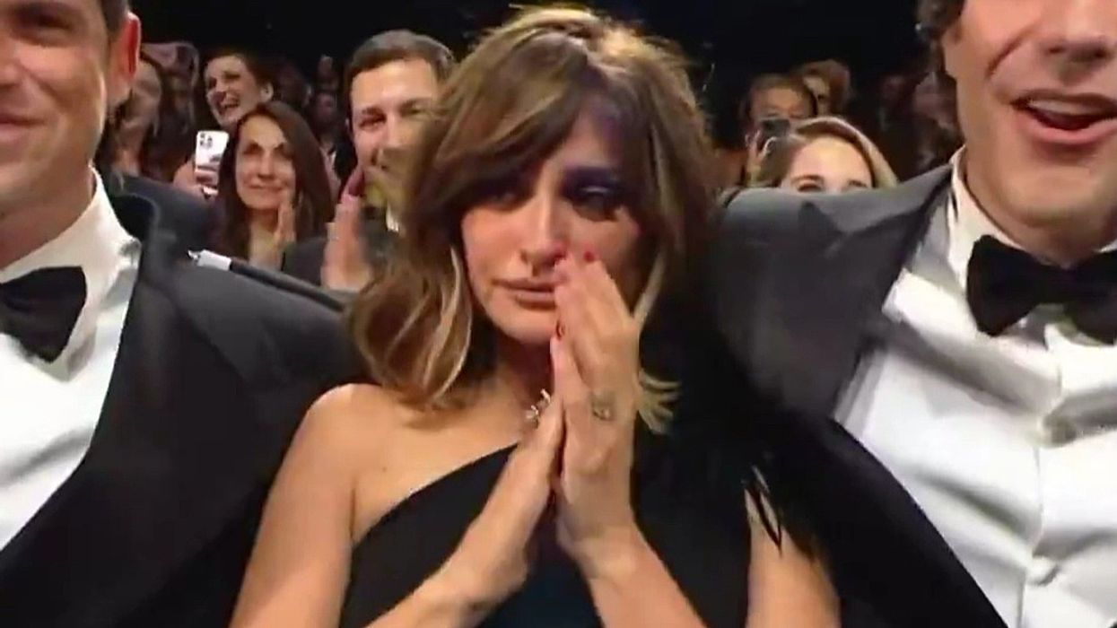 Filmi i Penelope Cruz merr 20 minuta duartrokitje në këmbë në Kanë, aktorja shpërthen në lot Filmi i Penelope Cruz merr 20 minuta duartrokitje në këmbë në Kanë, aktorja shpërthen në lot