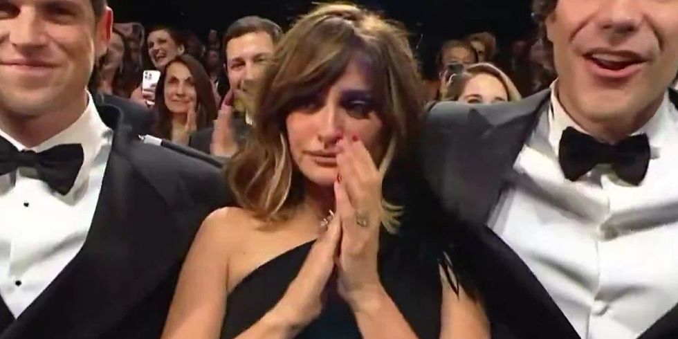 Filmi i Penelope Cruz merr 20 minuta duartrokitje në këmbë në Kanë, aktorja shpërthen në lot