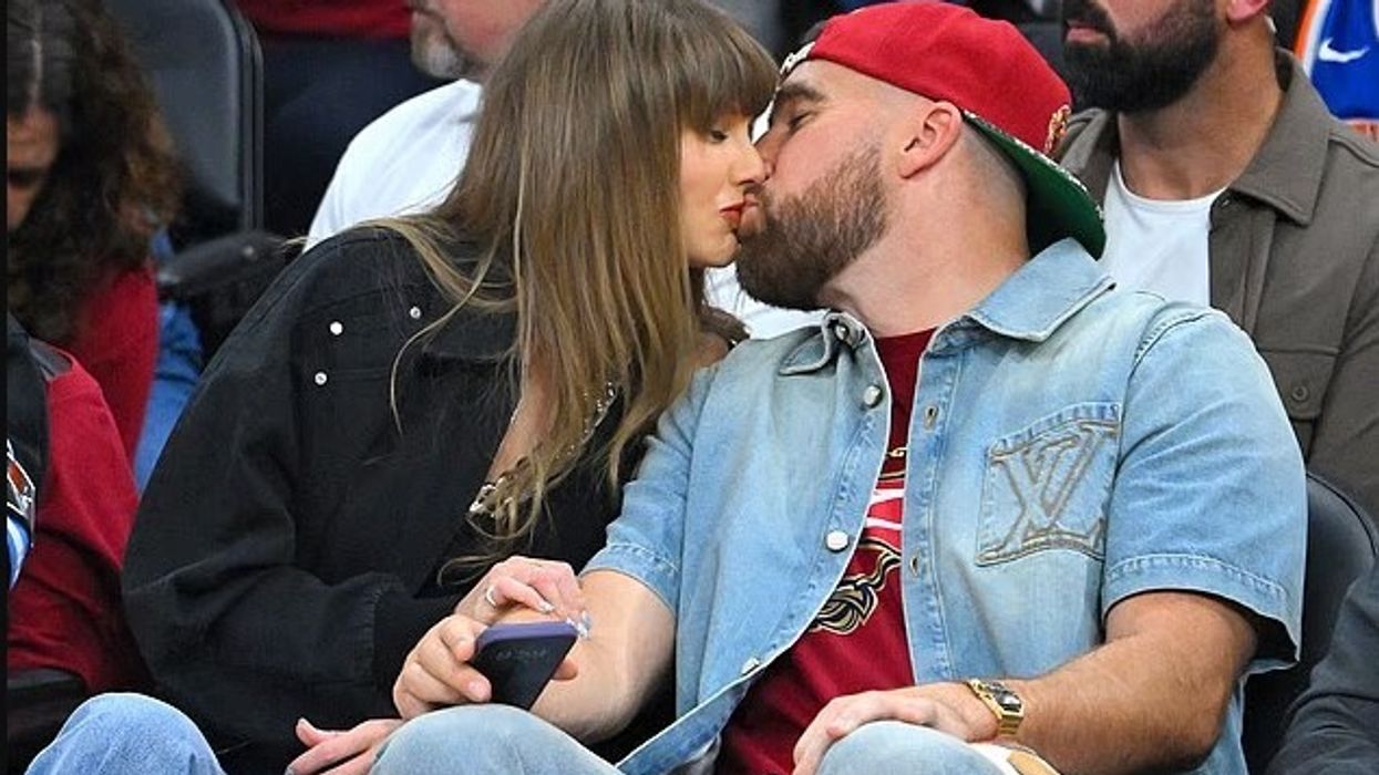 Taylor Swift dhe Travis Kelce shfaqen romantikë në ndeshjen e Knicks, vëmendje merr edhe dukja luksoze e këngëtares Taylor Swift dhe Travis Kelce shfaqen romantikë në ndeshjen e Knicks, vëmendje merr edhe dukja luksoze e këngëtares