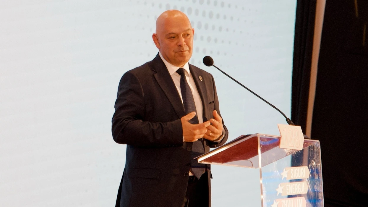 Ardian Gjini zgjidhet kryetar i AAK-së, premton vazhdim të rrugës së Haradinajt