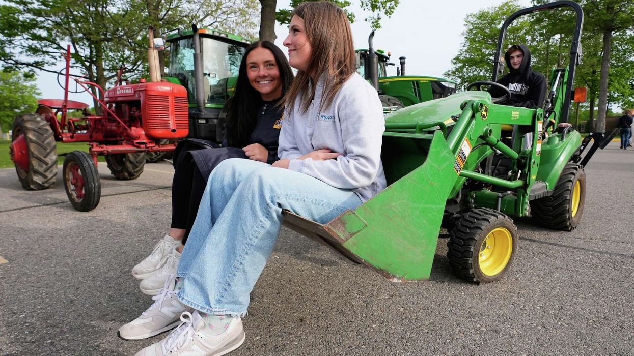 Traktorë, ATV dhe karroca golfi - maturantët e Michiganit mbërrijnë në shkollë me stil në Ditën e Traktorëve Traktorë, ATV dhe karroca golfi - maturantët e Michiganit mbërrijnë në shkollë me stil në Ditën e Traktorëve