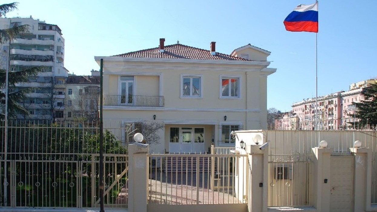 Tirana zyrtare notë verbale Rusisë për sulmin në kompleksin rezidencial të ambasadorit