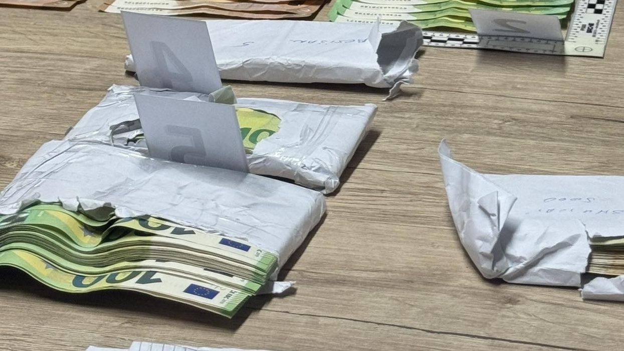 Konfiskohen 35 mijë euro në Tabanoc, ndalohen shoferi dhe pasagjeri i autobusit Konfiskohen 35 mijë euro në Tabanoc, ndalohen shoferi dhe pasagjeri i autobusit