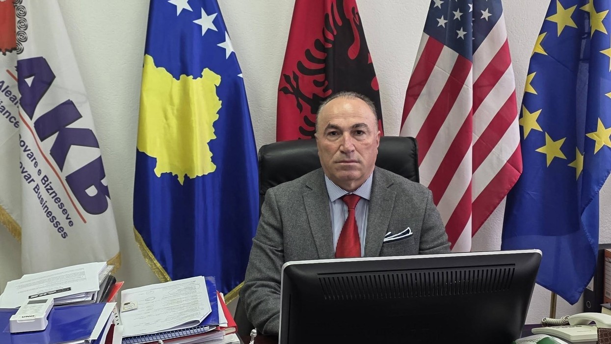 Pabarazi në mbështetje - AKB kritikon ndarjen e 100 eurove për sektorin privat