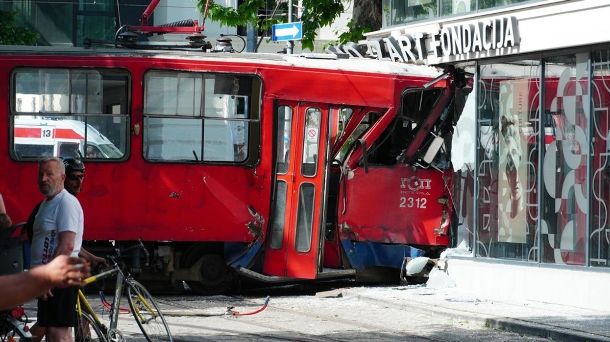 Tramvaji përplaset me një ndërtesë në Beograd, dhjetëra të lënduar