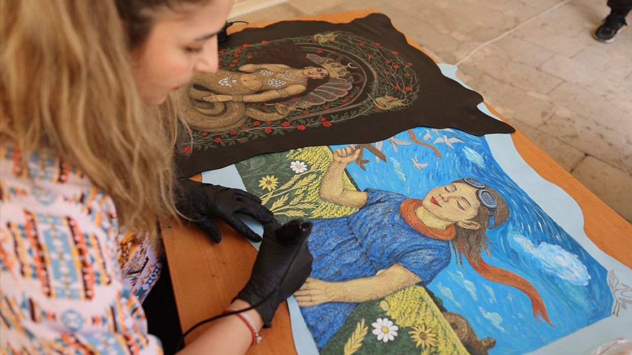 Artistja përdor teknikat e tatuazheve për të krijuar figura në lëkurën e kafshëve Artistja përdor teknikat e tatuazheve për të krijuar figura në lëkurën e kafshëve