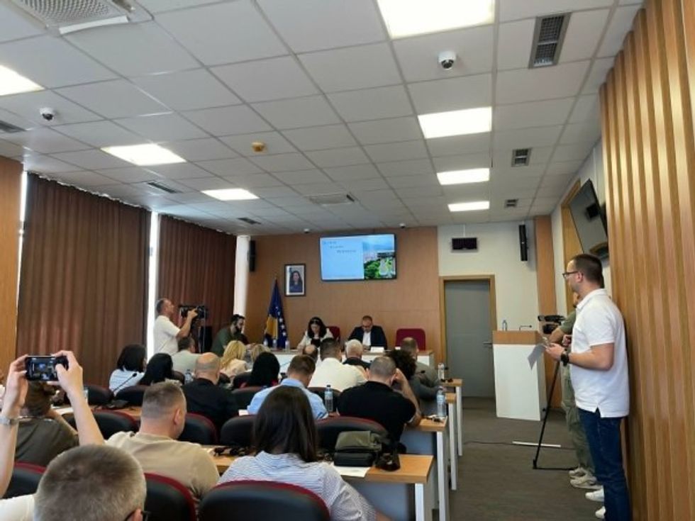 ​Ferati-Dolit iu ndërpre fjala pasi akuzoi kryetarin e Mitrovicës së Veriut se po largon shqiptarët nga puna