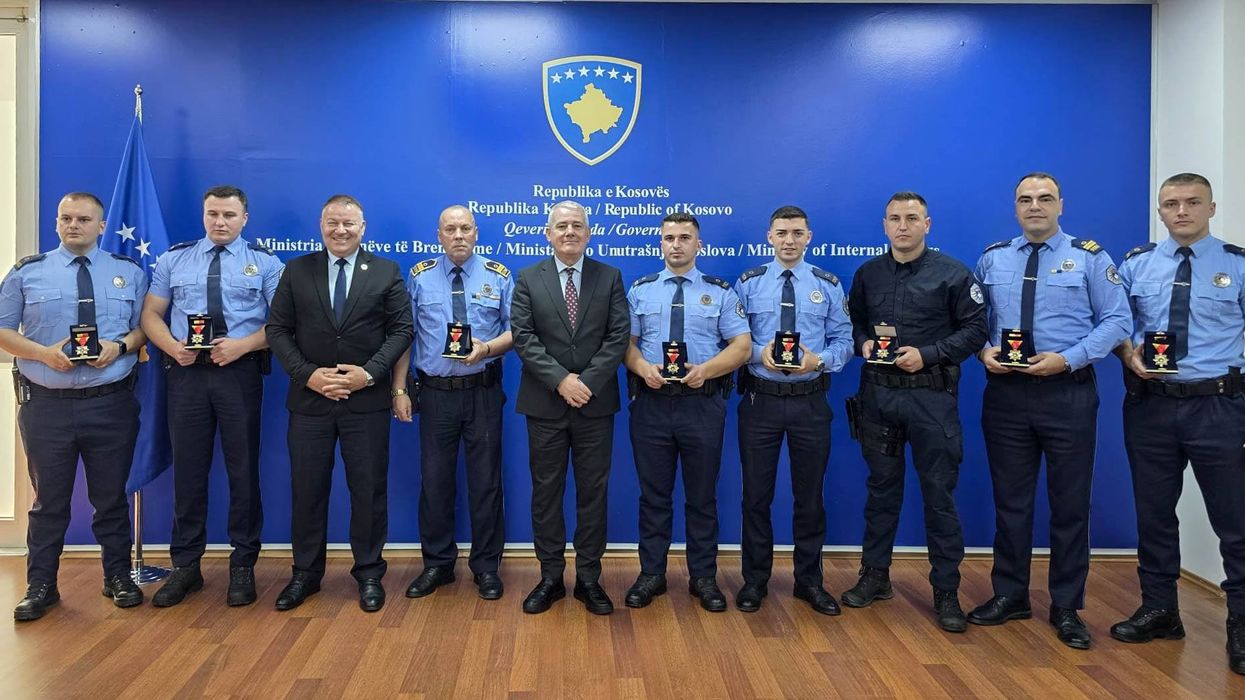 Tetë zyrtarë policorë nderohen për guxim dhe heroizëm Tetë zyrtarë policorë nderohen për guxim dhe heroizëm