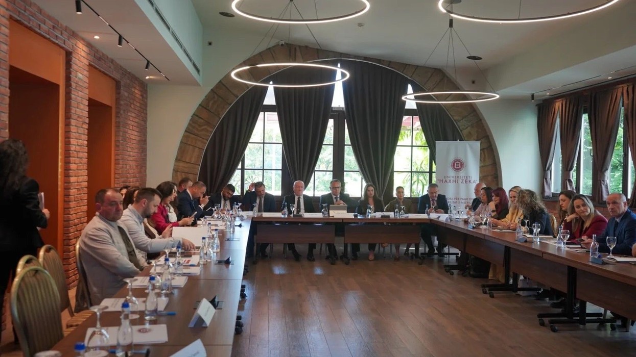 Universiteti “Haxhi Zeka” dhe Qendra për Paqe dhe të Drejtat e Njeriut diskutojnë në Pejë dialogun ndërkulturor dhe bashkëjetesën