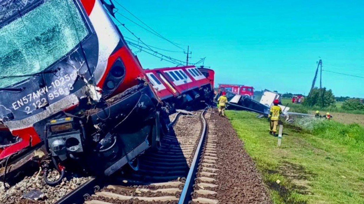 Një i vdekur, disa të lënduar, ndërsa treni polak përplaset me një kamion dhe del nga shinat