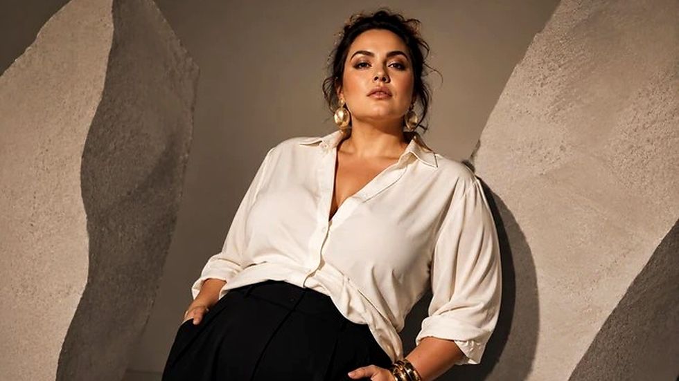 Truku që e fsheh barkun pa rroba të gjera: Stilistët këshillojnë këtë detaj të thjeshtë