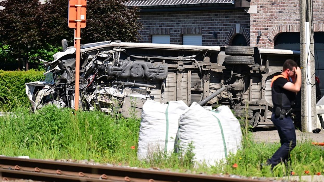 Treni dhe minibusi shkollor përplasen në Belgjikë, disa të vdekur Treni dhe minibusi shkollor përplasen në Belgjikë, disa të vdekur