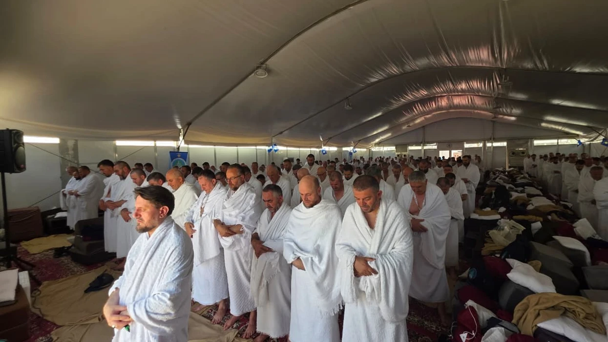 Në prag të Kurban Bajramit, haxhilerët kosovarë kryejnë ritualin e Arafatit