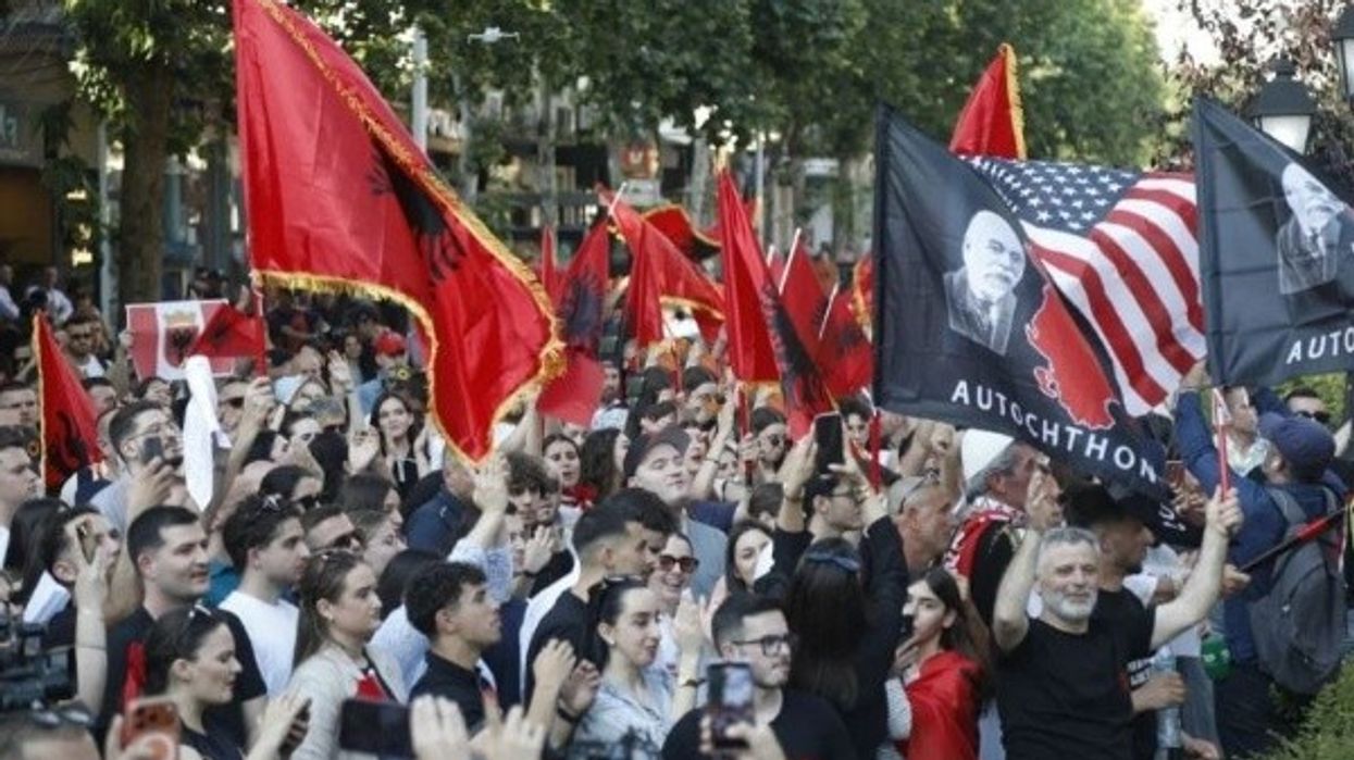 “Shqiptaria është me Shkupin!”, protestë në Tiranë në mbështetje të studentëve shqiptarë në RMV “Shqiptaria është me Shkupin!”, protestë në Tiranë në mbështetje të studentëve shqiptarë në RMV