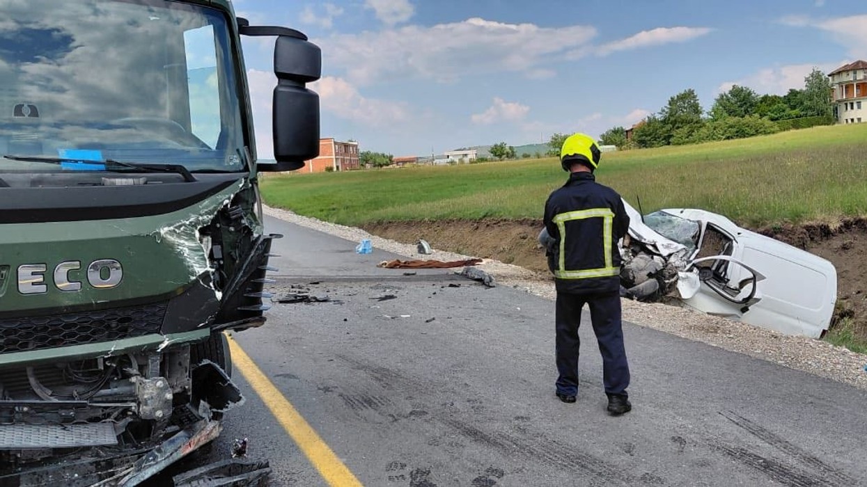Aksidenti ndërmjet kamionetës së FSK-së dhe automjetit, vdes një nga të lënduarit
