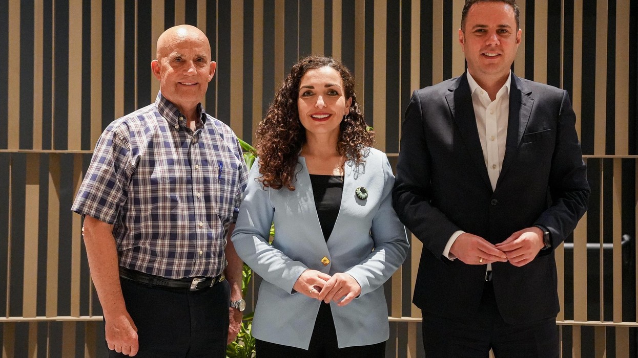 Kongresisti amerikan takon Osmanin e Abdixhikun në fillim të vizitës
