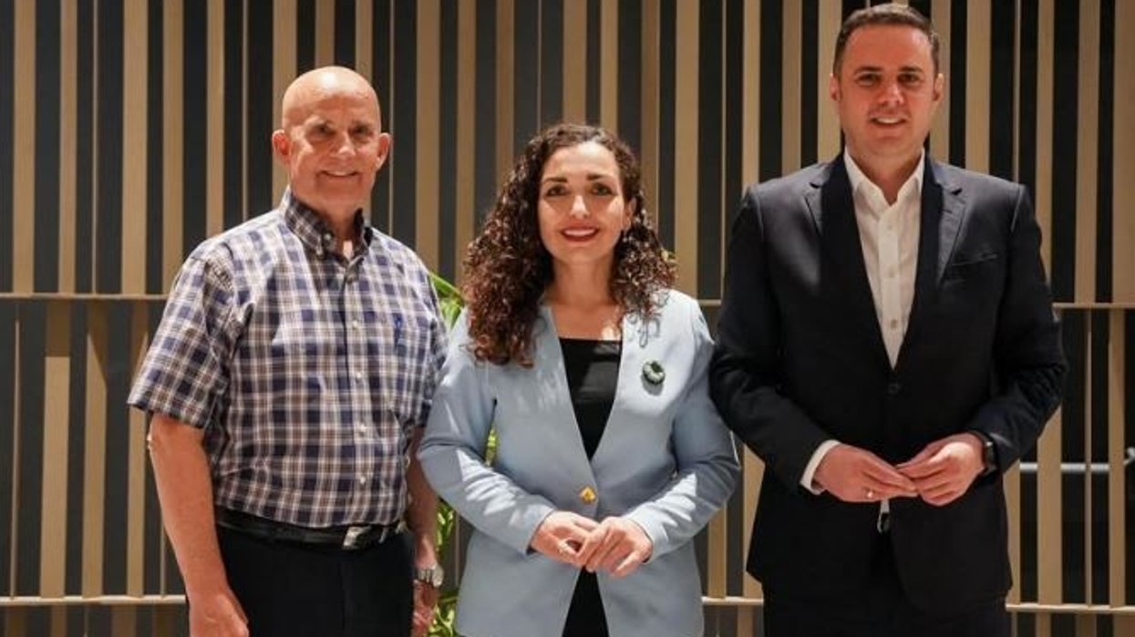 Kongresisti amerikan takon Osmanin e Abdixhikun në fillim të vizitës