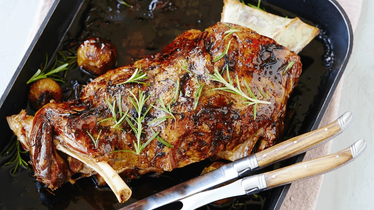 Qengj i pjekur ngadalë në furrë me hudhër dhe rozmarinë: Receta që mban aromë feste