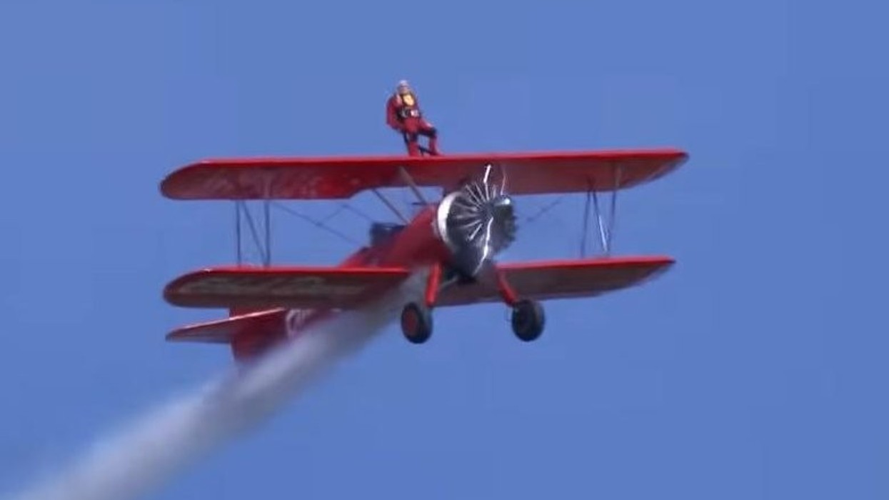 Britaniku bëhet personi më i vjetër në botë që ecën nëpër krahët e aeroplanit në moshën 98 vjeç