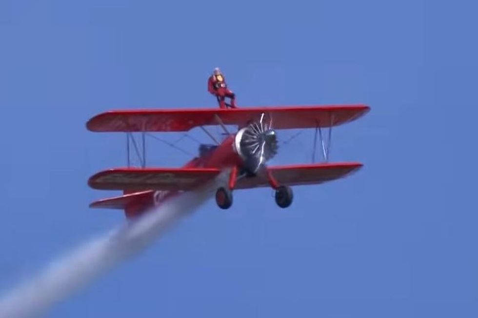 Britaniku bëhet personi më i vjetër në botë që ecën nëpër krahët e aeroplanit në moshën 98 vjeç