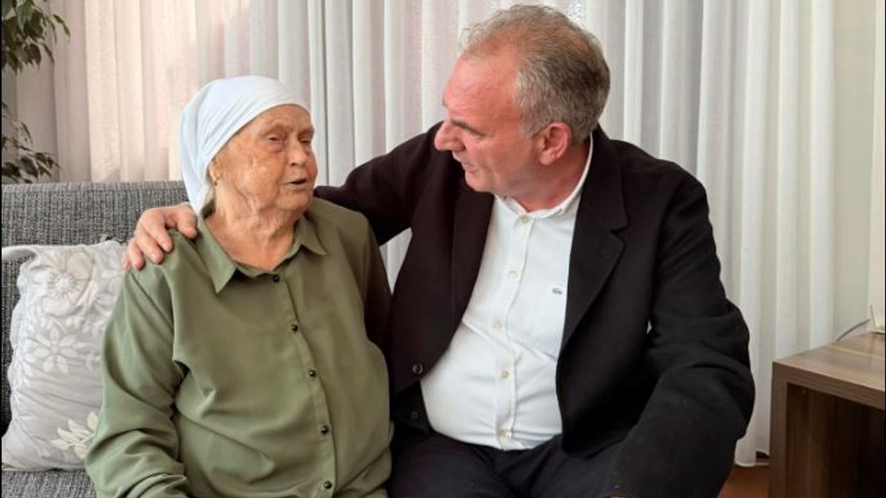 "Në sytë e një nëne që pret djalin e saj nga Haga...", Limaj viziton nënën e Thaçit në festën e Bajramit