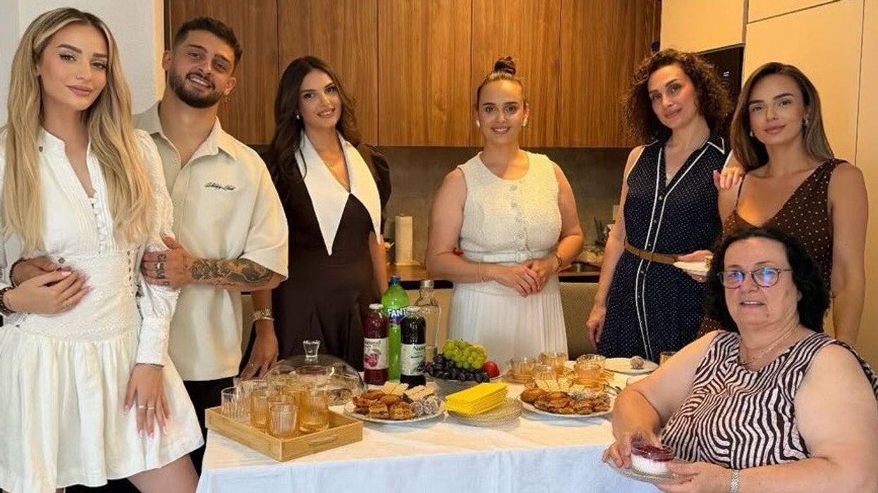 Selin shkon për Bajram në Kossovë te DJ Gimbo, kremton festën me nënën dhe motrat e tij Selin shkon për Bajram në Kossovë te DJ Gimbo, kremton festën me nënën dhe motrat e tij