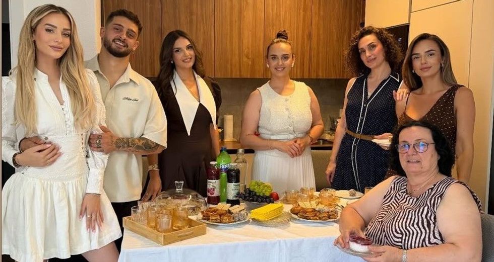 Selin shkon për Bajram në Kossovë te DJ Gimbo, kremton festën me nënën dhe motrat e tij
