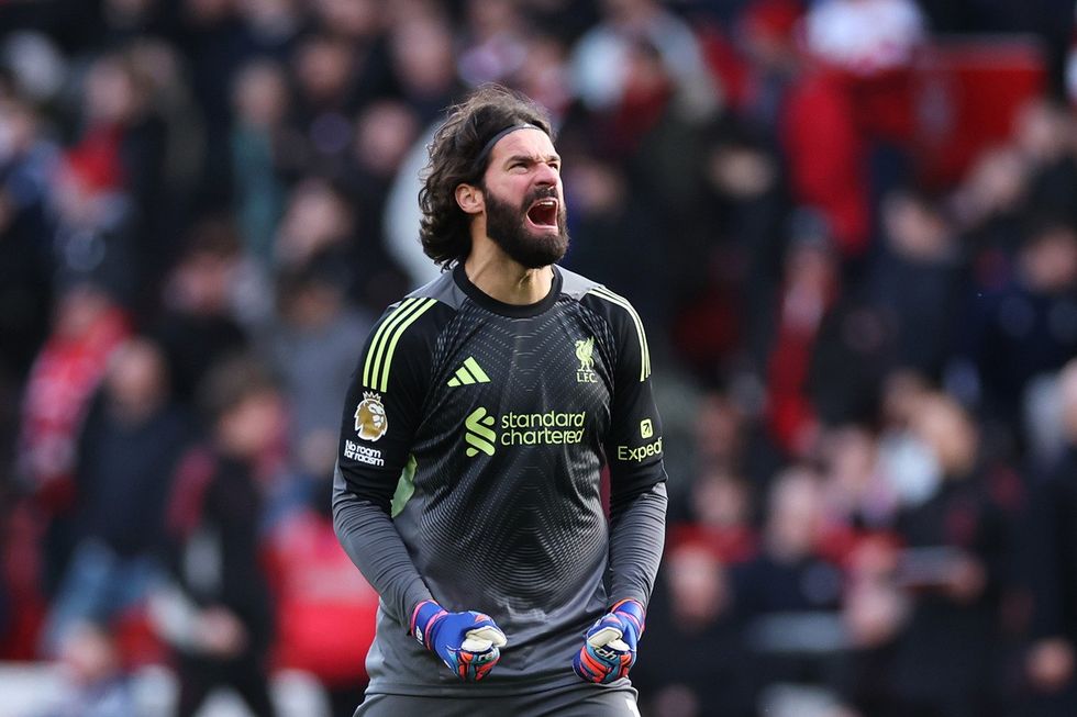 Gjiganti italian dhe Alisson po i bëjnë presion Liverpoolit