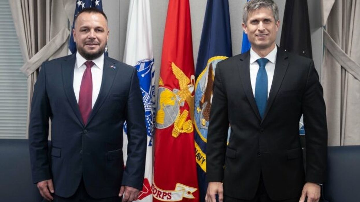 Maqedonci takon ndihmëssekretarin amerikan të Luftës – diskutohet thellimi i bashkëpunimit Kosovë-SHBA në fushën e mbrojtjes Maqedonci takon ndihmëssekretarin amerikan të Luftës – diskutohet thellimi i bashkëpunimit Kosovë-SHBA në fushën e mbrojtjes