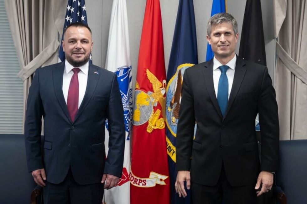 Maqedonci takon ndihmëssekretarin amerikan të Luftës – diskutohet thellimi i bashkëpunimit Kosovë-SHBA në fushën e mbrojtjes