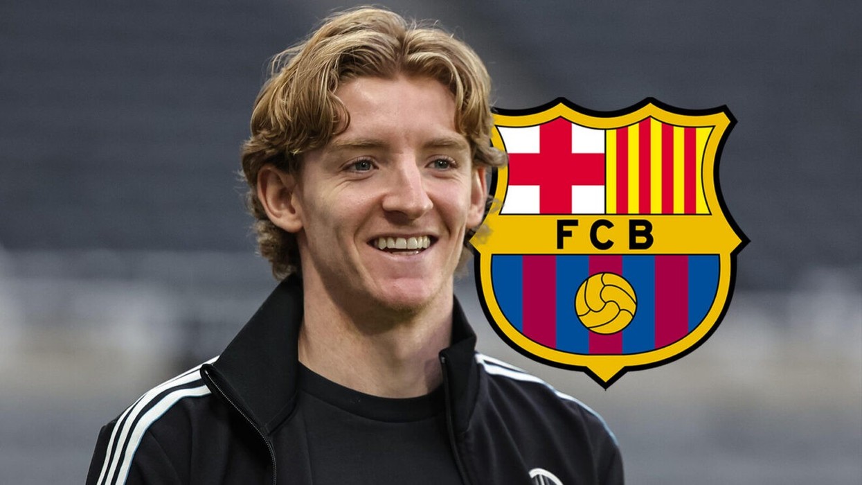 Anthony Gordon mund të quhet lojtar i Barcelonës, kryen testet mjekësore dhe nënshkruan fanellat për tifozët