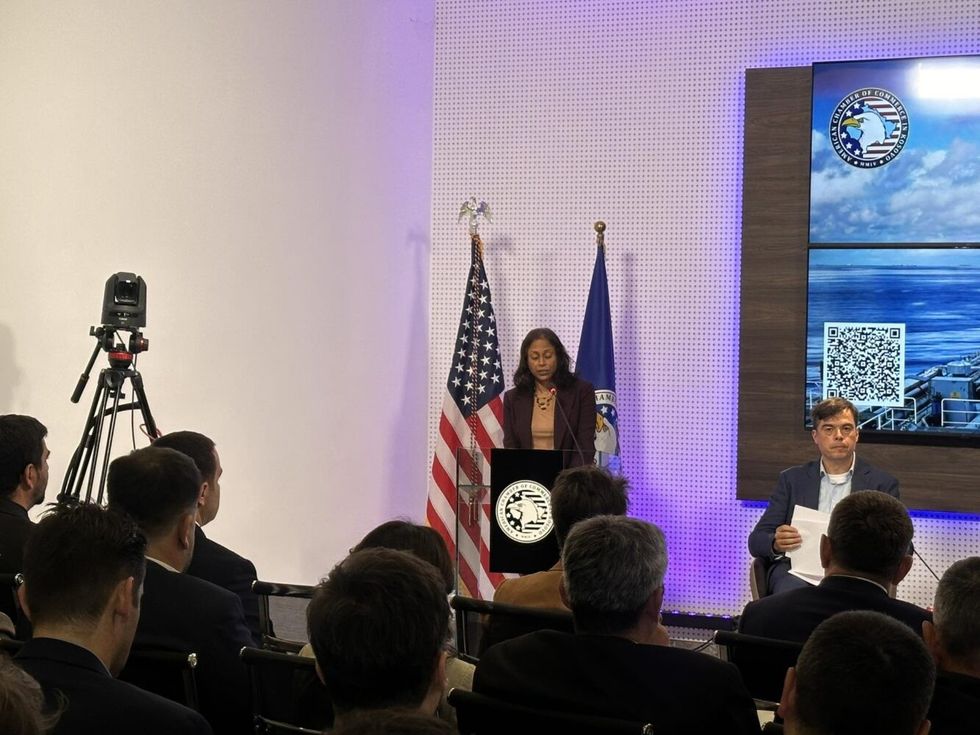 Ambasada e SHBA-së: Kosova varet shumë nga importi i rrymës, tre vitet e fundit kanë shënuar rritje drastike