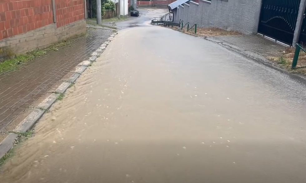 IHMK: Reshje shumë intensive me rrufe e breshër në disa fshatra të Llapit