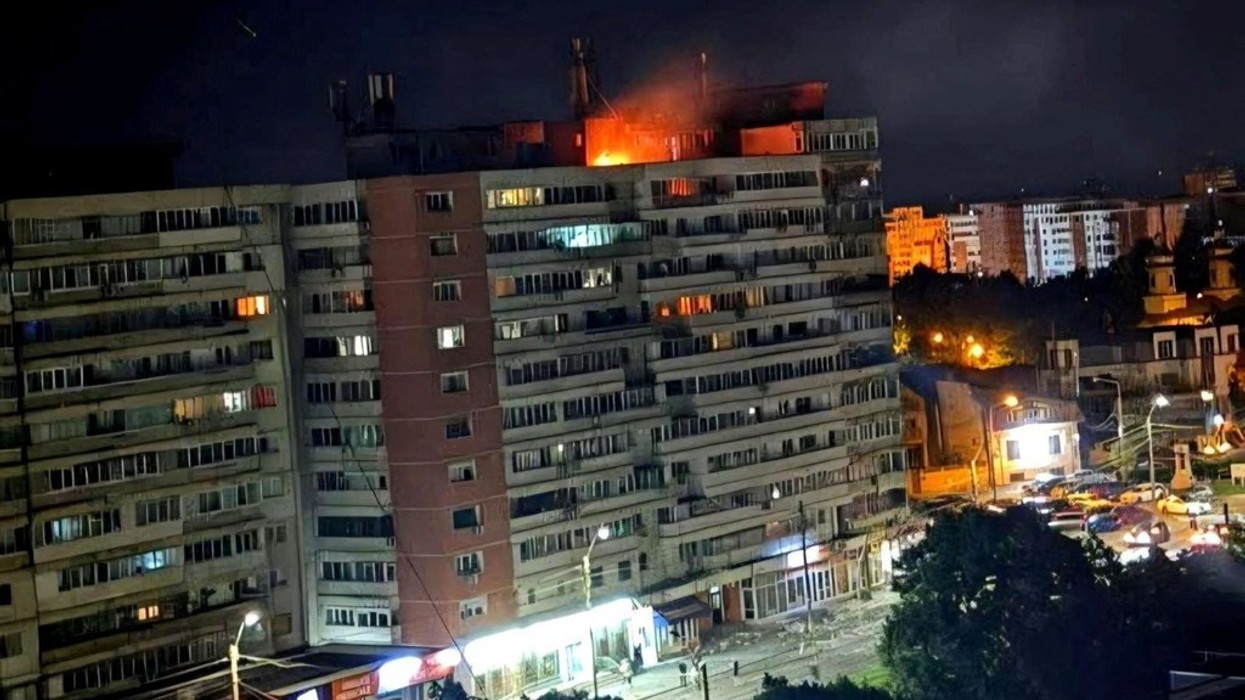 Për herë të parë që nga nisja e luftës në Ukrainë, dronët rusë godasin një ndërtesë banimi në një shtet të NATO-s